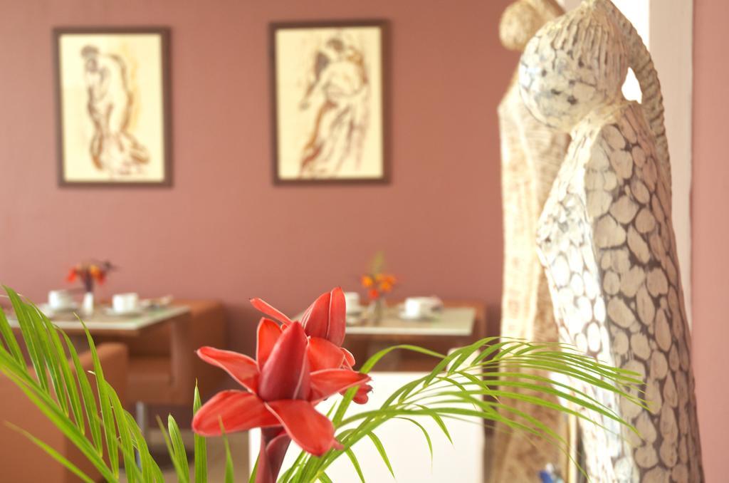 Hotel Maison Rouge Котону Екстериор снимка