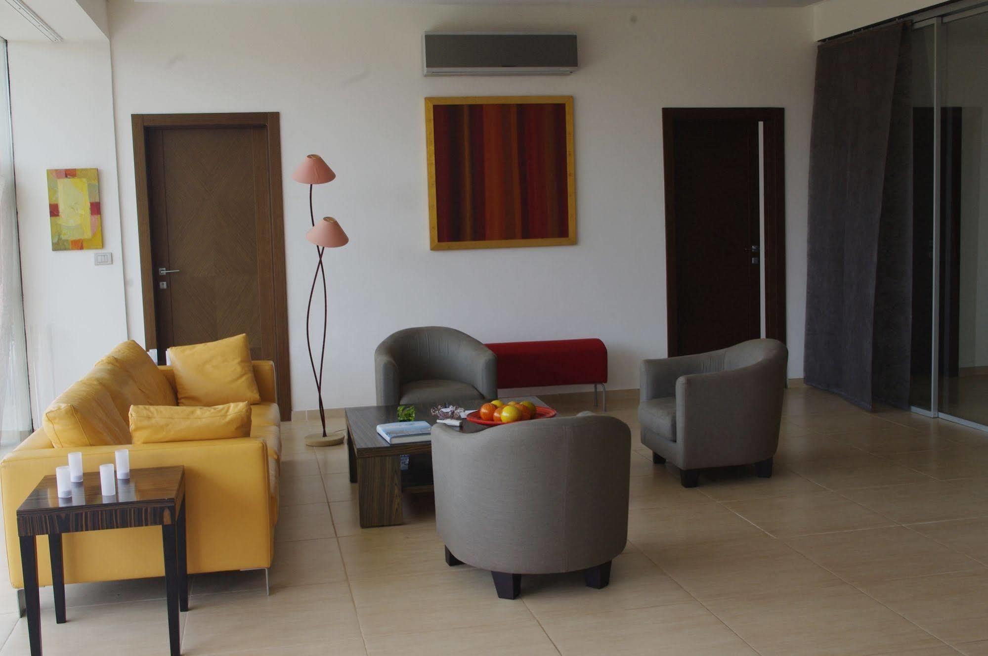 Hotel Maison Rouge Котону Екстериор снимка