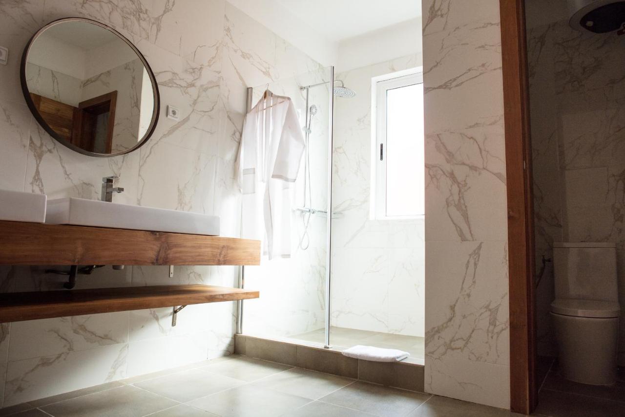 Hotel Maison Rouge Котону Екстериор снимка